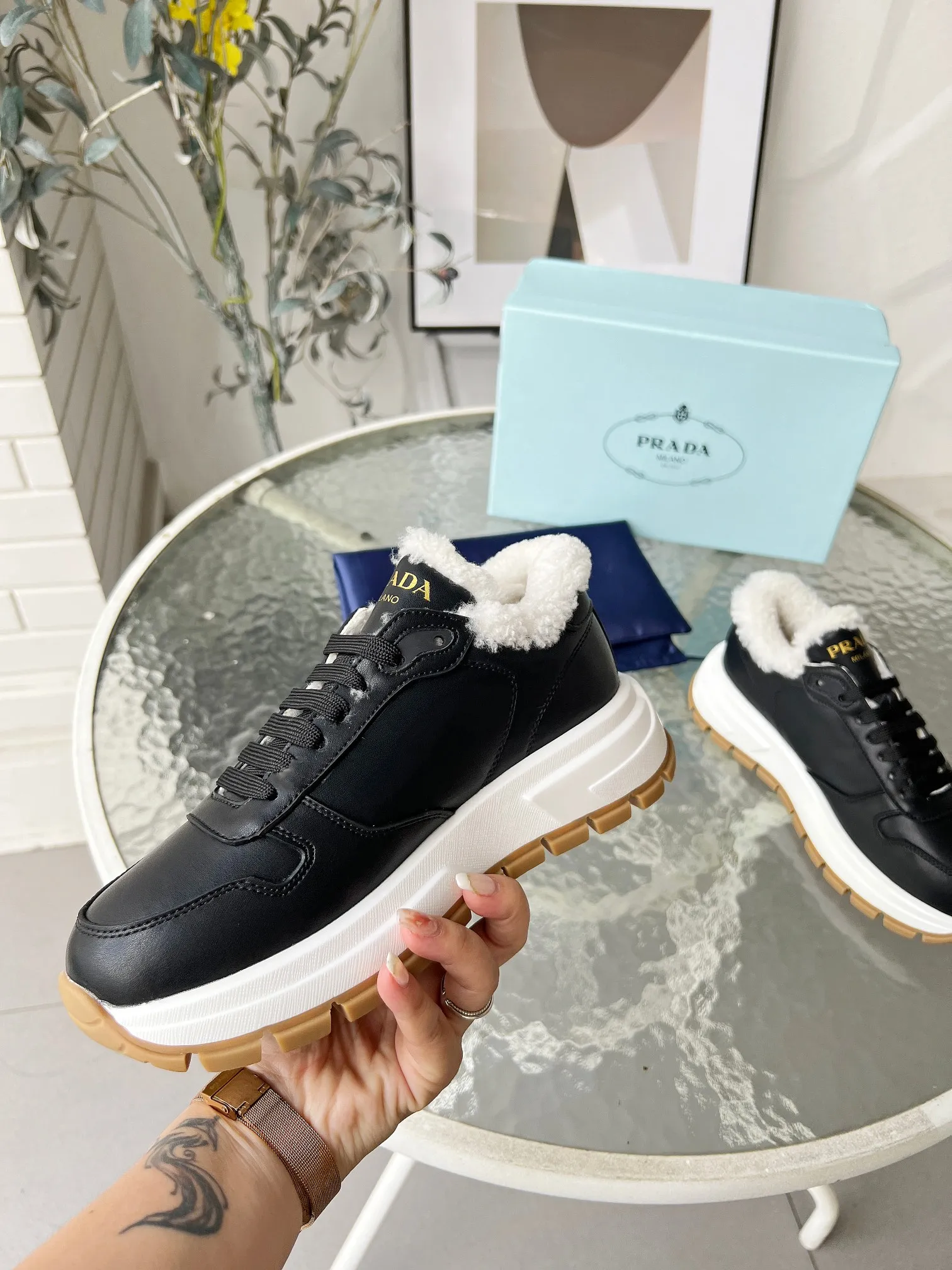 👟👟Ex-factory price 600👟👟 Prada couple model "PRADA.." upgraded version 2024 explosive model is released. , original 1:1 thick sole, fabric silk cowhide lining: sheepskin, foot weight: sheepskin, size 35--46, "Women's model 34.41 is custom-made and non-returnable, Men's model 38.45.46 is custom-made and is non-refundable, two colors black and white